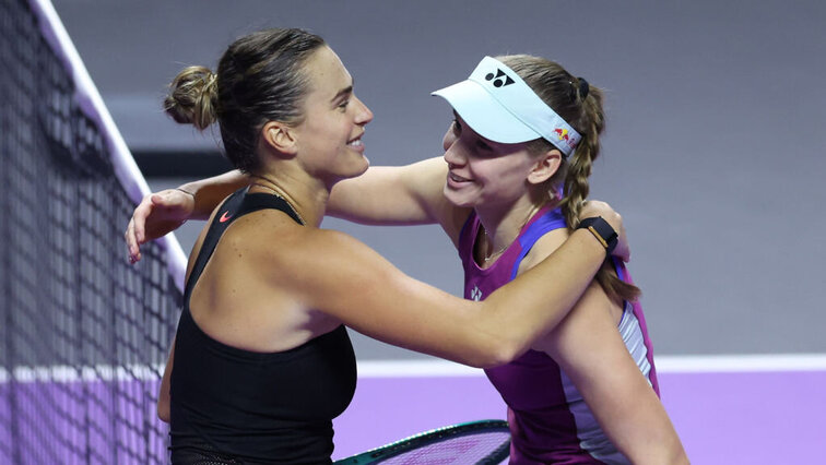 Aryna Sabalenka und Elena Rybakina kennen sich bereits aus 13 direkten Duellen auf der Tour. Aryna Sabalenka und Elena Rybakina kennen sich bereits aus 13 direkten Duellen auf der Tour.