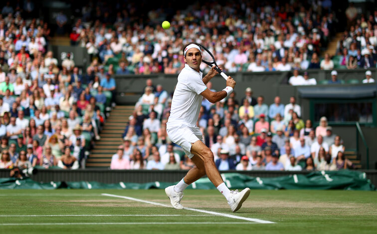 Roger Federer hat den Tennisschläger bereits wieder in der Hand Roger Federer hat den Tennisschläger bereits wieder in der Hand