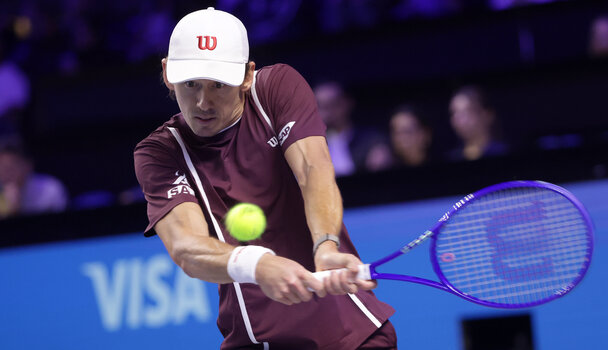 Alex de Minaur fertigte Learner Tien ab