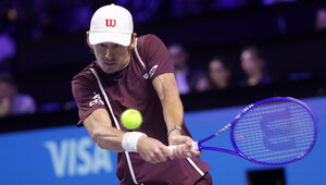 Alex de Minaur fertigte Learner Tien ab