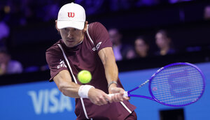 Alex de Minaur fertigte Learner Tien ab