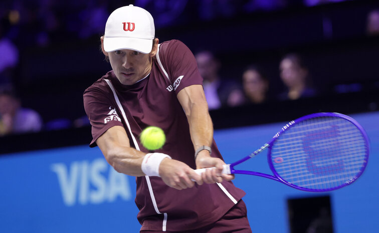 Alex de Minaur fertigte Learner Tien ab