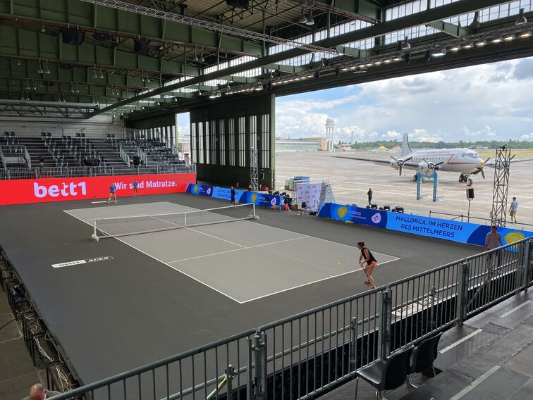 Der Schauplatz der bett1ACES im Hangar 6 des ehemaligen Flughafens Tempelhof