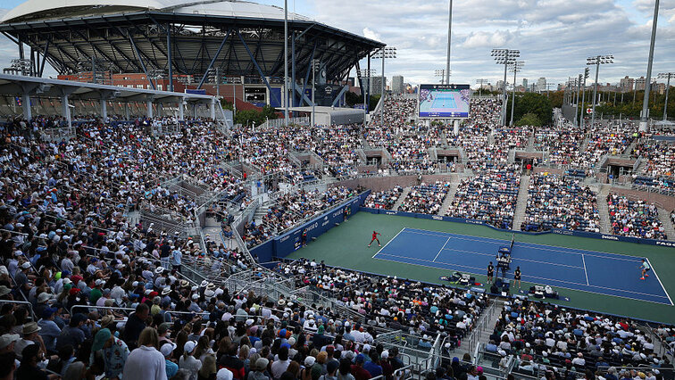 So nah - und doch so fern: Frances Tiafoe auf dem Grandstand. Und im Schatten des Arthur Ashe Stadiums