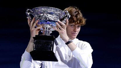 Jannik Sinner durfte in Melbourne erneut die große Trophäe stemmen. Jannik Sinner durfte in Melbourne erneut die große Trophäe stemmen.