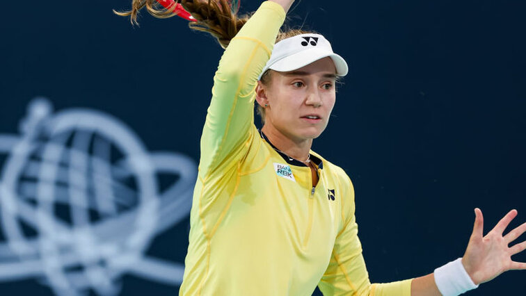 Elena Rybakina in Abu Dhabi - abends auch gerne im Langarm-Shirt