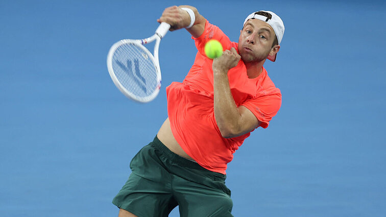 In einem knapp zweieinhalbstündigen Abnutzungskampf profitierte Tallon Griekspoor beim Masters-Turnier in Shanghai von der verletzungsbedingten Aufgabe von Jannik Sinner. Getty Images
