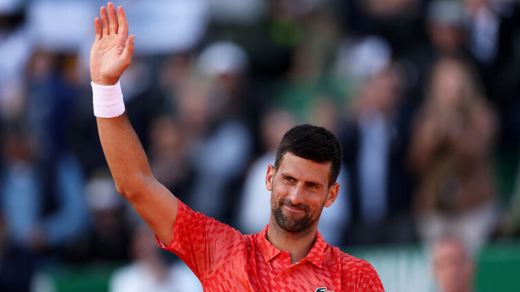 Nach zähem Start schaffte Djokovic den Auftaktsieg in Rom. After a tough start, Djokovic managed to win the opening game in Rome.