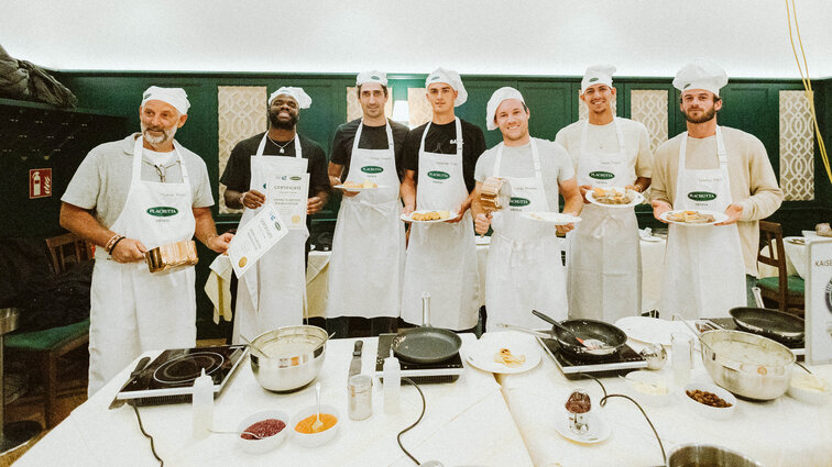 Thiomas Muster, Frances Tiafoe, Philipp Oswald, Alexander Erler, Lucas Miedler, Alexei Popyrin und Tommy Paul beim Grand Slam of Cooking