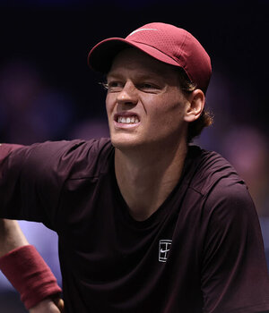 Jannik Sinner mit schmerzverzerrtem Gesicht