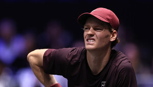 Jannik Sinner mit schmerzverzerrtem Gesicht