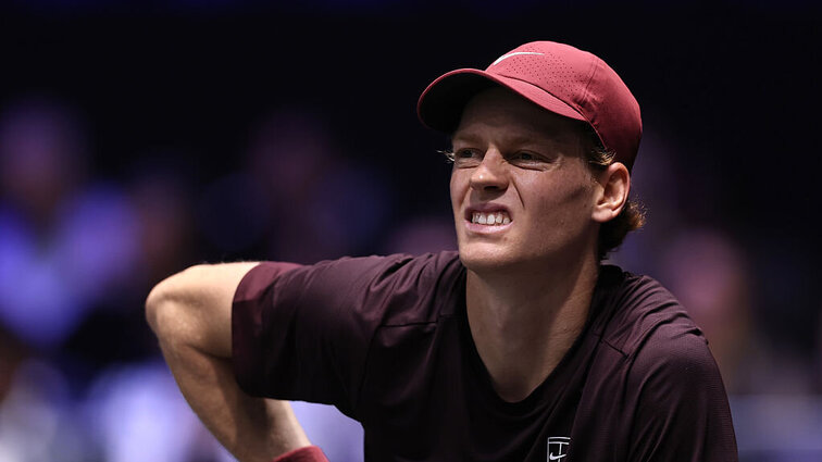 Jannik Sinner mit schmerzverzerrtem Gesicht