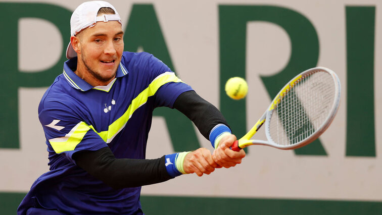 Jan-Lennard Struff had to stretch against Frances Tiafoe