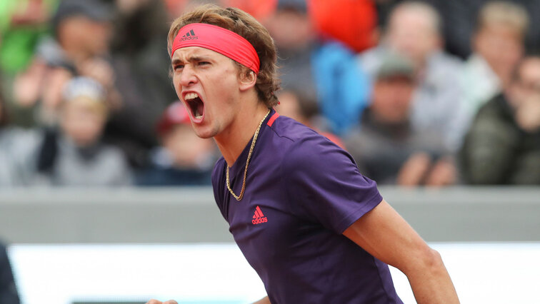 Alexander Zverev schlägt in Hamburg auf