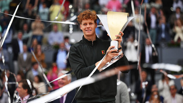 Jannik Sinner mit der Siegertrophäe in Madrid Jannik Sinner mit der Siegertrophäe in Madrid