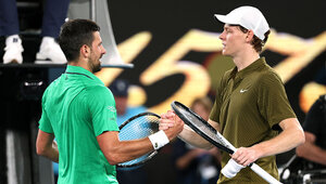 Novak Djokovic (l.) und Jannik Sinner werden in Peking aufschlagen