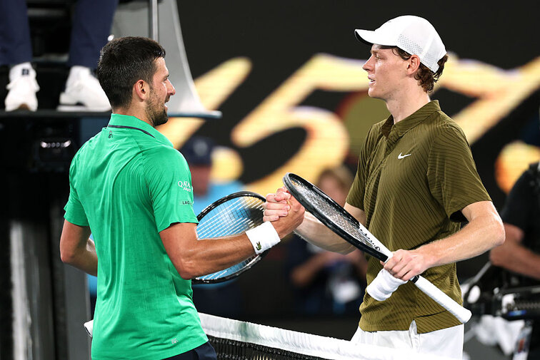 Novak Djokovic (l.) und Jannik Sinner werden in Peking aufschlagen