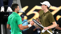 Novak Djokovic (l.) und Jannik Sinner werden in Peking aufschlagen Novak Djokovic (l.) und Jannik Sinner werden in Peking aufschlagen