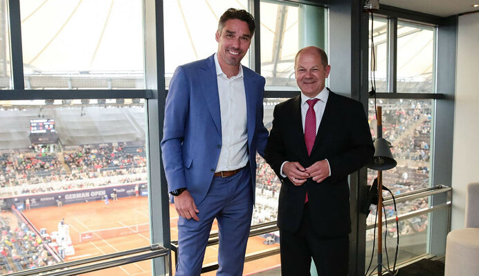 Hoher Besucht bei den German Open in Hamburg. Bürgermeister Olaf Scholz machte sich ein Bild von dem Traditionsturnier.