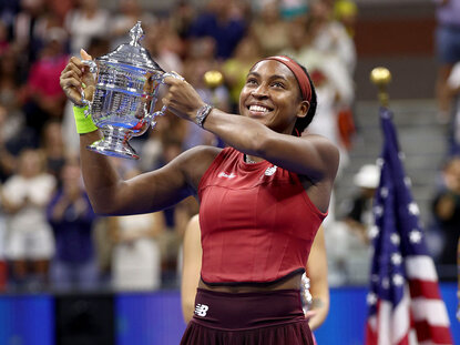 Coco Gauff mit der US-Open-Trophäe Coco Gauff mit der US-Open-Trophäe