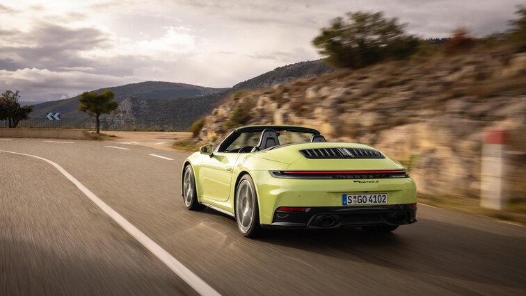 Das Siegerinnenauto 2026: ein Porsche 911 Carrera S Cabriolet in der Farbe Cartagenagelbmetallic