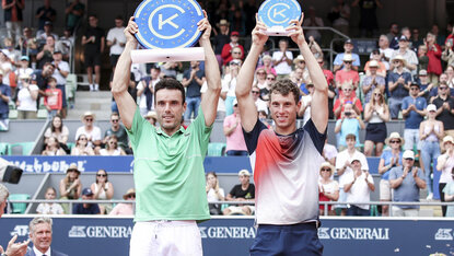Das Siegerbild in Kitzbühel 2022: Roberto Bautista Agut und Filip Misolic Das Siegerbild in Kitzbühel 2022: Roberto Bautista Agut und Filip Misolic