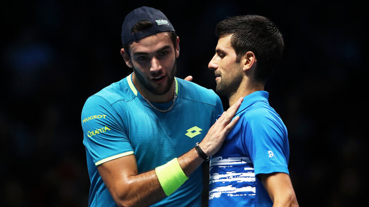 Matteo Berrettini (li.) nach seiner Niederlage gegen Novak Djokovic (re.) Matteo Berrettini (left) after his defeat by Novak Djokovic (right)