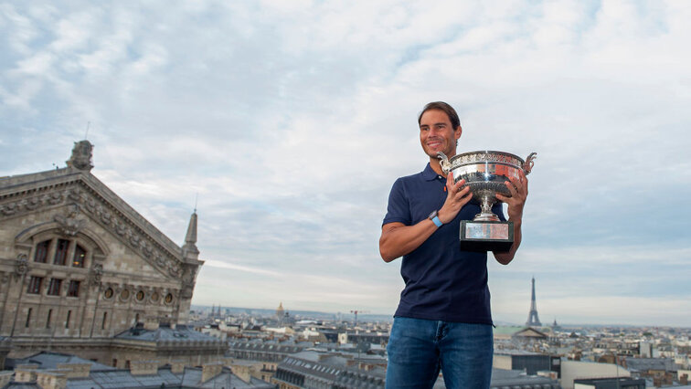 Rafael Nadal mit seinem 13. Siegerpokal in Paris