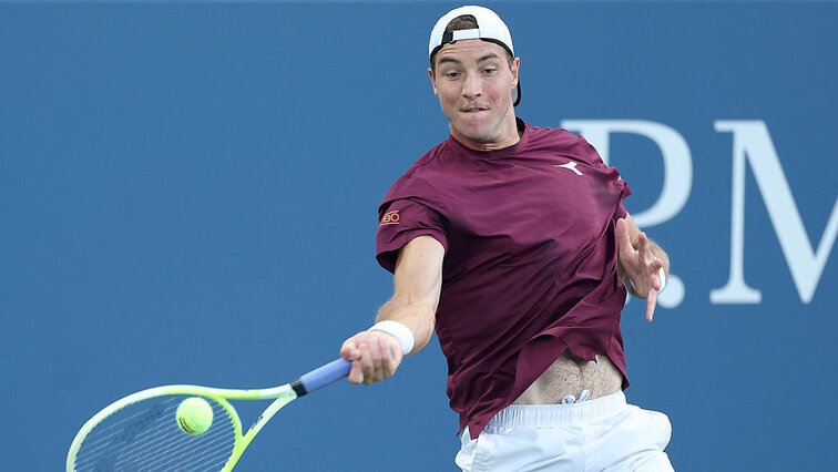 Bei Spielbeginn hatte Jan-Lennard Struff gegen Holger Rune noch Tageslicht Bei Spielbeginn hatte Jan-Lennard Struff gegen Holger Rune noch Tageslicht