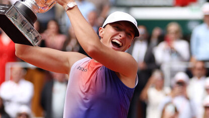 Iga Świątek mit ihrer vierten French-Open-Trophäe