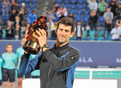 Novak Djokovic Novak Djokovic mit der Trophäe in Abu Dhabi