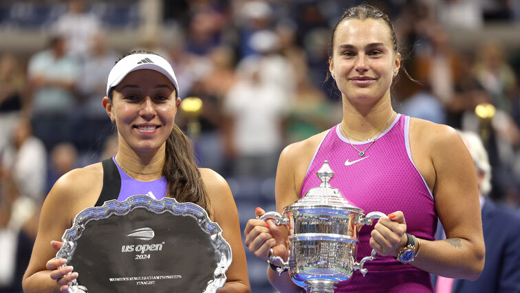 Jessica Pegula und Aryna Sabalenka bei der letztjährigen US Open-Siegerehrung Jessica Pegula und Aryna Sabalenka bei der letztjährigen US Open-Siegerehrung