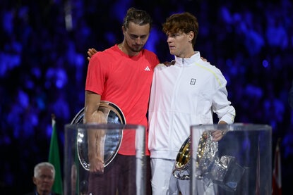 Alexander Zverev und Australian Open-Champion Jannik Sinner nach der Siegerehrung Arm in Arm Alexander Zverev und Australian Open-Champion Jannik Sinner nach der Siegerehrung Arm in Arm