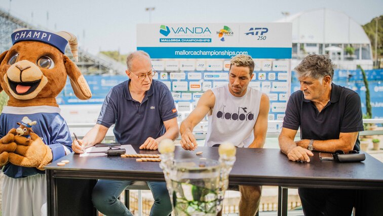 Oberschiedsrichter Roland Herfel, Jan-Lennard Struff und Toni Nadal bei der Auslosung der Mallorca Championships Oberschiedsrichter Roland Herfel, Jan-Lennard Struff und Toni Nadal bei der Auslosung der Mallorca Championships