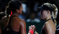 Ein Bild aus besseren Tagen: Naomi Osaka und Angelique Kerber bei den WTA Finals in Singapur 2018