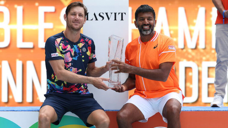 Matthew Ebden und Rohan Bopanna mit der Trophäe in Miami Matthew Ebden und Rohan Bopanna mit der Trophäe in Miami