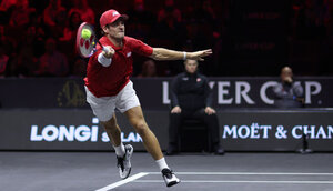 Tommy Paul schlägt für das Team World auf