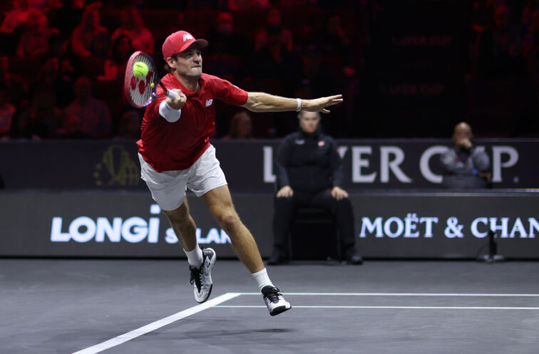Tommy Paul schlägt für das Team World auf Tommy Paul schlägt für das Team World auf