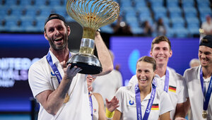 Teamchef Torben Beltz mit dem Siegerpokal des United Cup 2024