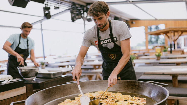 Valentin Vacherot hat an der Kaiserschmarrn-Pfanne seine Meisterschaft gezeigt Valentin Vacherot hat an der Kaiserschmarrn-Pfanne seine Meisterschaft gezeigt