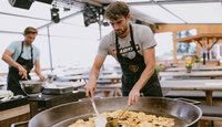 Valentin Vacherot hat an der Kaiserschmarrn-Pfanne seine Meisterschaft gezeigt Valentin Vacherot hat an der Kaiserschmarrn-Pfanne seine Meisterschaft gezeigt