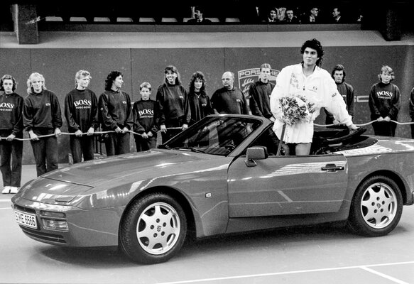 Elegant wie kaum eine andere auf dem Court: Gabriela Sabatini siegt 1989 in Filderstadt und erhält ein Porsche 944 S2 Cabriolet. Gabriela Sabatini