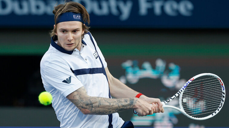 Alexander Bublik steht nach der Disqualifikation seines Gegners Andrey Rublev im Endspiel von Dubai. Alexander Bublik steht nach der Disqualifikation seines Gegners Andrey Rublev im Endspiel von Dubai.