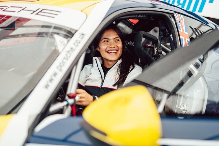 Brands Hatch: Porsche-Markenbotschafterin Emma Raducanu im 911 GT3 Cup