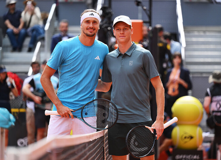 Alexander Zverev und Jannik Sinner bei ihrem bislang letzten Duell in Madrid Alexander Zverev und Jannik Sinner bei ihrem bislang letzten Duell in Madrid