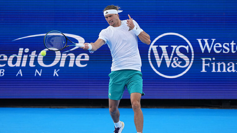 Alexander Zverev zeigte sich in keiner guten gesundheitlichen Verfassung gegen Carlos Alcaraz. Alexander Zverev zeigte sich in keiner guten gesundheitlichen Verfassung gegen Carlos Alcaraz.