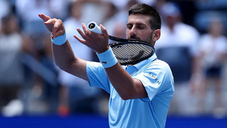 Mit einer Anspielung auf das Hobby seiner Tochter feierte Novak Djokovic mit der "Geiger-Geste" seinen 191. Match-Erfolg auf Hartplatz bei einem Major. Getty Images
