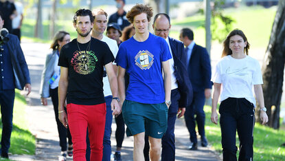 Simona Halep und Jannik Sinner gemeinsam auf dem Weg zum Media Day bei einem Exhibition-Turnier in Adelaide 2021. Getty Images