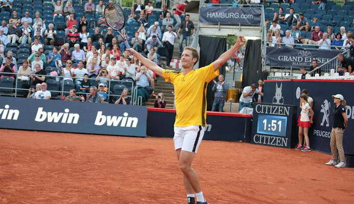 Florian Mayer hat sich durchgebissen und mit einem Kampfsieg das Viertelfinale erreicht.
