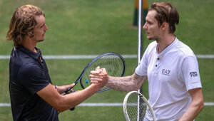 Alexander Zverev und Alexander Bublik 2023 in HalleWestfalen